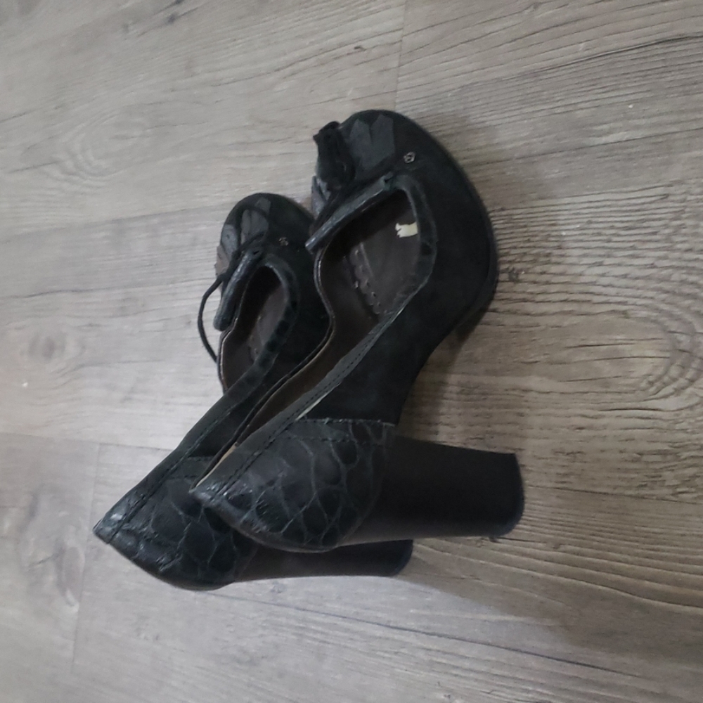 Black heels with bow